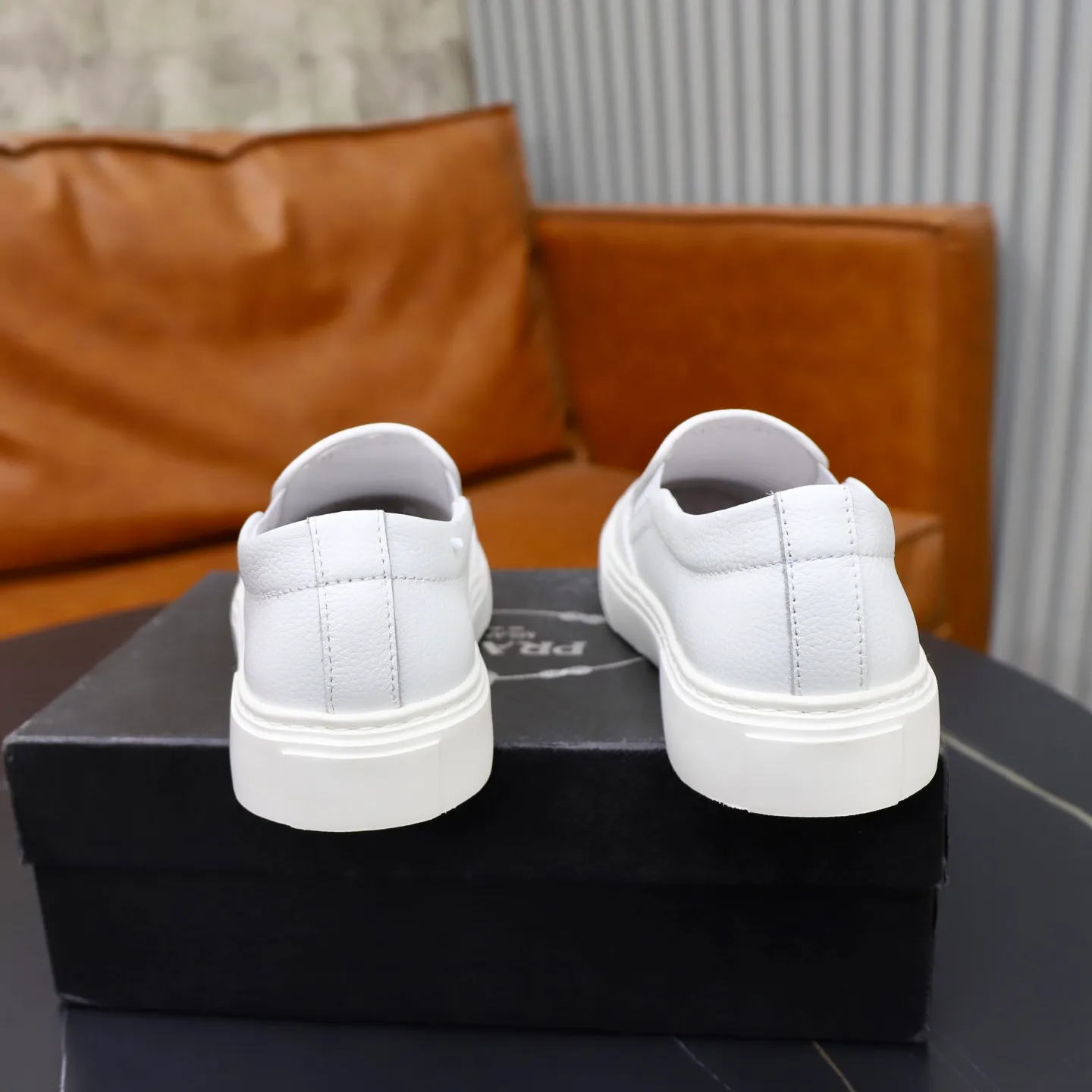 Ex-factory price: 420💰🙅‍♂️🙅‍♂️🙅‍♂️ Brand: PRADA Standard code: 38–44 (45 can be customized) Grade: Same as the official website Material: Original cowhide fabric Comfortable pigskin lining Lightweight wear-resistant outsole Style category: Men's fashionable casual shoes and boots Running sports shoes Distinguished luxury brand elements Top luxury Color: actual picture color